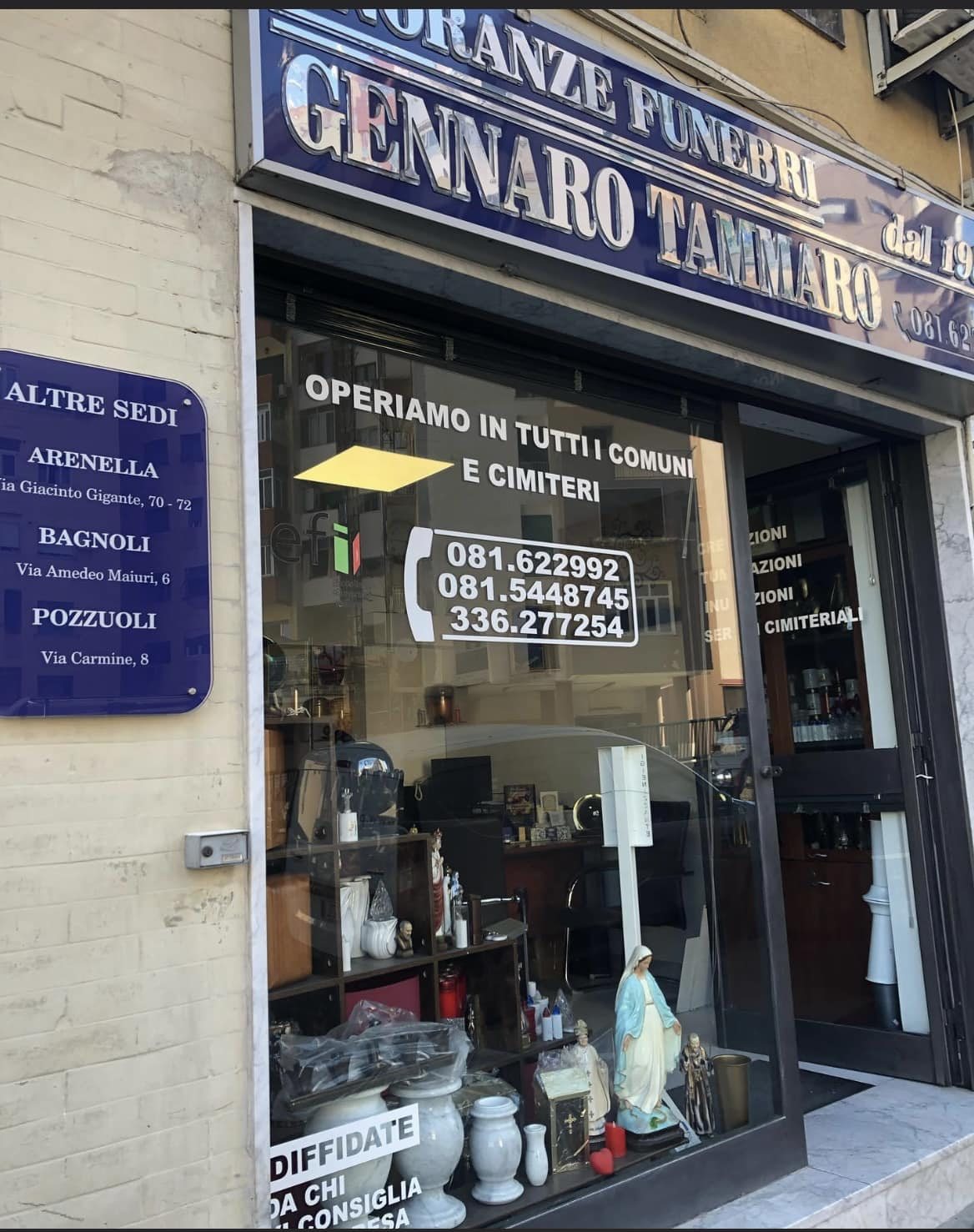 Sede Onoranze Funebri Gennaro Tammaro Napoli - vetrina di Via Gigante Arenella